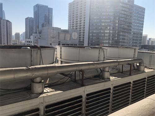 封<a href=http://www.jiegelang.cn/tags1_0.html target=_blank class=infotextkey>閉式冷卻塔</a>降噪